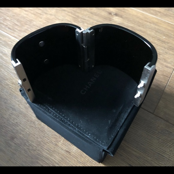 CHANEL-AUTHENTIC (Preowned) Black Faux Pearl & Silver Leaf Hinge Bracelet - Picture 3 of 15